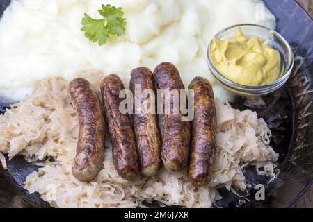 Salsicce alla griglia di Norimberga con crauti Foto Stock