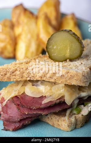 Sandwich di Ruben su un piatto con patatine fritte Foto Stock