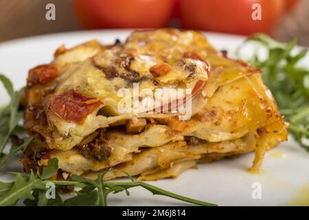 Primo piano di una porzione di lasagna Foto Stock