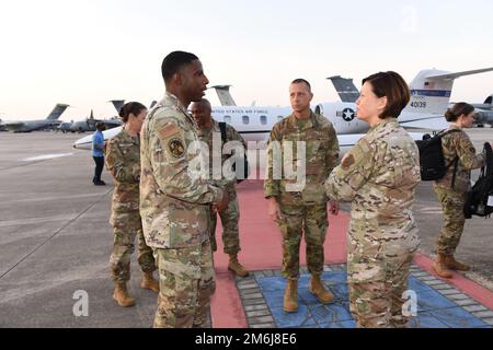 Staff Sgt. Terrell McWilliams, front left, 78th Comptroller Squadron Commander Support staff ufficiale non commissionato in carica, incontra il Capo Master Sgt. Dell'Air Force Joanne S. Bass, front right, Carlos Labrador, al centro del Robins Installation Command Chief, poco dopo l'arrivo del team CMSF alla base dell'aeronautica militare Robins, Georgia, il 28 aprile 2022. McWilliams ha affiancato il Team 19 mentre si è recato in visita con i membri dell'Air Force Reserve Command, 78th Air base Wing, 461st e 116th Air Control Wings e 5th Combat Communications Group per discutere sia la missione che la resilienza ne Foto Stock