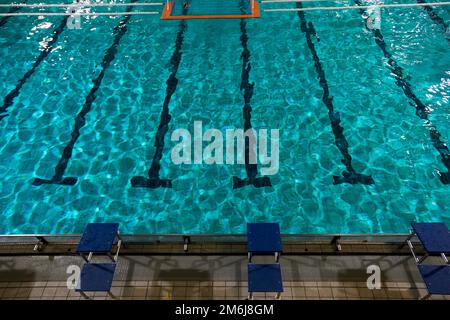 Obiettivo polo acquatico. I cancelli del polo galleggiano sull'acqua in piscina con vie Foto Stock