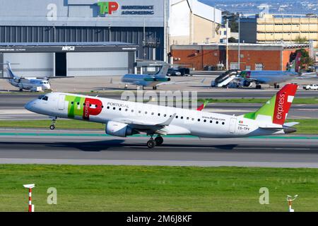 TOCCA il decollo dell'aereo Express Embraer E190. Aeromobile Embraer 190 di TAP Express Portogallo, noto anche come Portugalia. Foto Stock