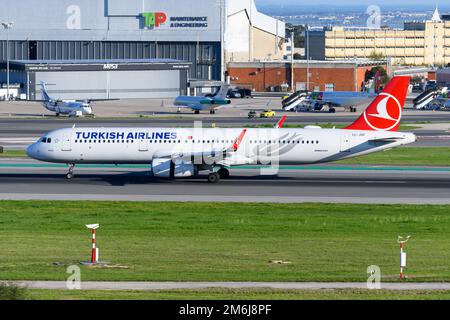 Turkish Airlines Airbus A321 atterraggio di gommone. Aereo di Turkish Airlines A321 dopo l'arrivo. Foto Stock