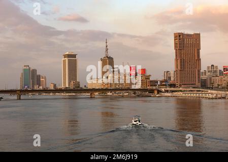 Cairo, Egitto, novembre 26th 2022 skyline della città del Cairo con Ramses Hilton Hotel sul fiume Nilo da Kasr El Nil Bridge nel centro del Cairo, Egitto Foto Stock