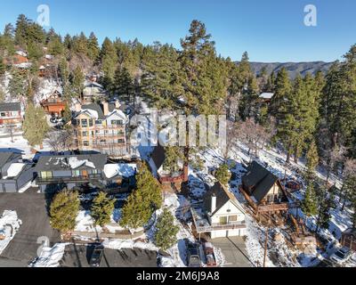 Vista aerea sul Big Bear Lake Village con la neve, California del Sud, Stati Uniti Foto Stock