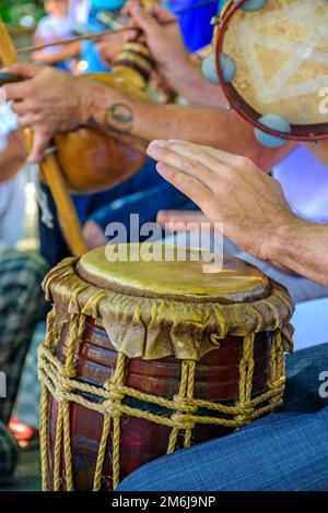 Dum giocatore durante un samba brasiliano Foto Stock