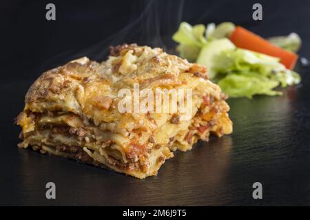 Lasagne fresche su ardesia nera Foto Stock