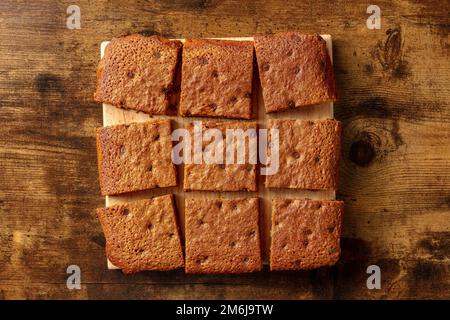 Barrette da dessert Blondie Brownie con patatine al cioccolato, shot dall'alto Foto Stock