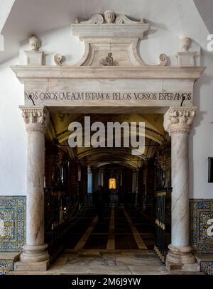 L'ingresso alla cappella delle ossa che recita "noi ossa che siamo qui vi aspettiamo" Foto Stock