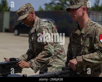 STATI UNITI Il personale dell'esercito Sgt. Alex Jobe, a sinistra, e SPC. Joshua Kramer, membri dell'equipaggio dei veicoli blindati con lo Squadrone 2nd, il reggimento della Cavalleria blindata 11th, completano i compiti di abilità da sparo graduati come parte della Sullivan Cup a Fort Benning, GA., 28 aprile 2022. La Sullivan Cup è una competizione biennale che mette alla prova i migliori equipaggi di carri armati della Armor Branch, negli Stati Uniti Marine Corps e partner internazionali. Foto Stock