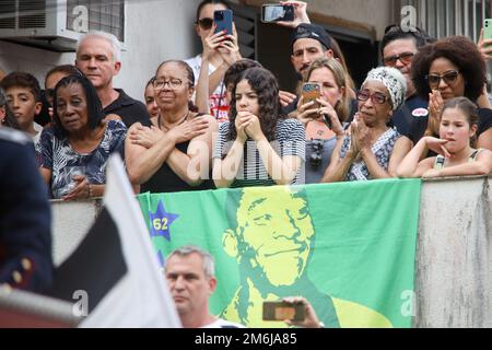 SP - Santos - 01/03/2023 - PELE, VELORIO - la processione funebre con il corpo di Pele passa accanto alla casa della madre di Pele, Dona Celeste, e della sorella Maria Lucia Nascimento (con gli occhiali e i capelli bianchi) si emozionale e ringrazia il tributo, nella città di Santos questo martedì (3). Pele è morto per insufficienza di più organi il 29th dicembre dopo circa un mese di ricovero presso l'ospedale Albert Einstein di Sao Paulo. Pele è considerato il più grande giocatore di calcio della storia e ha giocato per Santos per quasi 20 anni e ha vinto tre Coppe del mondo per la Nazionale brasiliana Foto: Fernanda Luz Foto Stock