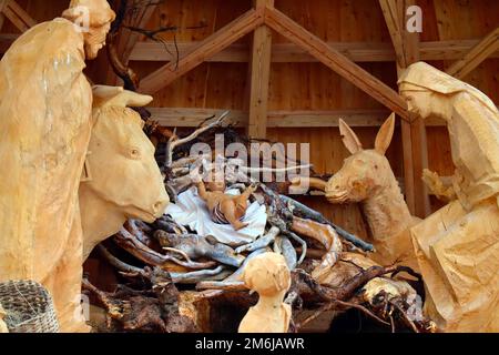 Città del Vaticano, Santa sede - Presepe natalizio in Vaticano in Piazza San Pietro. Il presepe del 2022 è realizzato interamente in legno intagliato a mano Foto Stock