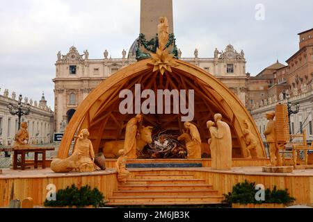 Città del Vaticano, Santa sede - Presepe natalizio in Vaticano in Piazza San Pietro. Il presepe del 2022 è realizzato interamente in legno intagliato a mano Foto Stock