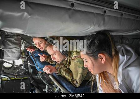 STATI UNITI Tecnologia Air Force. Timothy Diehl, un operatore di boom con la 141st Air Refueling Wing a Spokane, Washington, spiega le operazioni di rifornimento ai membri della 173rd Fighter Wing durante una missione di rifornimento dei jet Kingsley sul campo di allenamento locale, il 28 aprile 2022. Le giostre di familiarizzazione sono state fornite agli Airmen e alle famiglie dell'ala e ad un gruppo di cadetti di addestramento degli ufficiali di riserva alla Oregon state University. Foto Stock