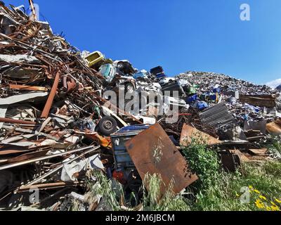 Cumulo di vari rottami auto e altri metalli su un deposito spazzatura pronto riciclaggio industria. Foto Stock