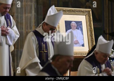 Praga, Repubblica Ceca. 04th Jan, 2023. Il 4 gennaio 2023 si è tenuta nella Cattedrale di San Vito, presso il Castello di Praga, nella Repubblica Ceca, una messa di requisito per il Papa Emerito Benedetto XVI. Credit: Michal Kamaryt/CTK Photo/Alamy Live News Foto Stock