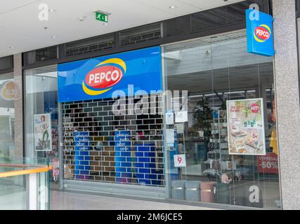 Banska Bystrica, Slovacchia - Maggio, 1 , 2022 : Pepco shop Sign. Logo del marchio. Catena europea di negozi scontati. Foto Stock