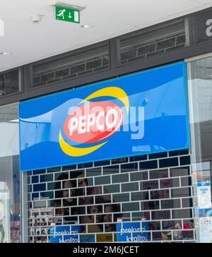 Banska Bystrica, Slovacchia - Maggio, 1 , 2022 : Pepco shop Sign. Logo del marchio. Catena europea di negozi scontati. Foto Stock