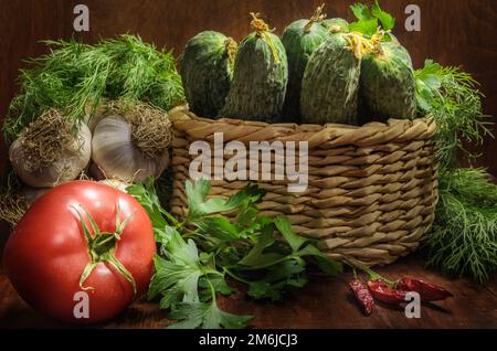 Verdure fresche su sfondo di legno scuro in stile rustico Foto Stock