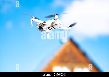 Quadcopter in volo Foto Stock