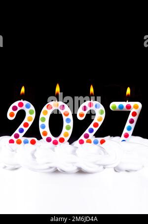 Quattro candele bianche fiammano felice anno nuovo 2027 Foto Stock