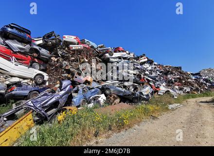 Cumulo di vari rottami auto e altri metalli su un deposito spazzatura pronto riciclaggio industria. Foto Stock