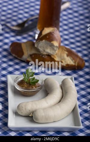 Salsicce bianche bavaresi su un piatto Foto Stock