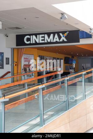 Banska Bystrica, Slovacchia - 1 maggio 2022 : cinema Cinemax nel centro commerciale Europa di Banska Bystrica. Cartello Cinemax. Foto Stock