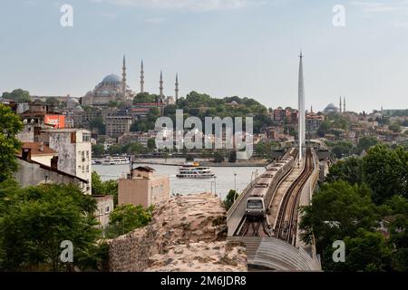 Ponte della metropolitana di Istanbul e stazione Halic visto da Beyoglu, Istanbul, Turchia Foto Stock