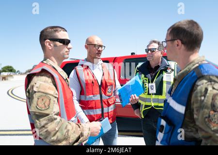 STATI UNITI I militari assegnati al team generale di ispezione dell'Ala per la mobilità aerea 60th e al team del reparto antincendio dell'ingegnere civile Squadron 60th si riuniscono per la valutazione durante l'esercizio di risposta agli incidenti rilevanti presso la base dell'aeronautica militare Travis, California, 28 aprile 2022. Il MARE includeva incidenti aerei simulati, perdite fittizie e aiuto da agenzie esterne per addestrare realisticamente Travis Airmen per essere preparati nell'improbabile caso di un incidente. Foto Stock