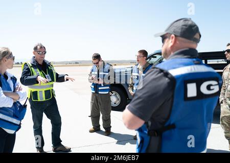 STATI UNITI I militari assegnati al team generale di ispezione dell'Ala della mobilità aerea 60th si riuniscono per la valutazione dell'esercizio di risposta agli incidenti presso la base dell'aeronautica militare Travis, California, 28 aprile 2022. Il MARE includeva incidenti aerei simulati, perdite fittizie e aiuto da agenzie esterne per addestrare realisticamente Travis Airmen per essere preparati nell'improbabile caso di un incidente. Foto Stock