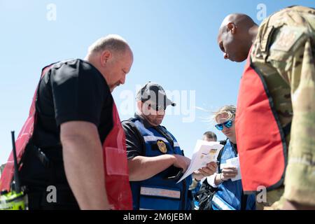 Michael Grenert, centro, direttore delle ispezioni delle ali di Air Mobility Wing 60th, valuta le capacità del team dei vigili del fuoco durante l'esercizio di risposta agli incidenti presso la base aeronautica di Travis, California, 28 aprile 2022. Il MARE includeva incidenti aerei simulati, perdite fittizie e aiuto da agenzie esterne per addestrare realisticamente Travis Airmen per essere preparati nell'improbabile caso di un incidente. Foto Stock