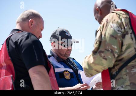 Michael Grenert, centro, direttore delle ispezioni delle ali di Air Mobility Wing 60th, valuta le capacità del team dei vigili del fuoco durante l'esercizio di risposta agli incidenti presso la base aeronautica di Travis, California, 28 aprile 2022. Il MARE includeva incidenti aerei simulati, perdite fittizie e aiuto da agenzie esterne per addestrare realisticamente Travis Airmen per essere preparati nell'improbabile caso di un incidente. Foto Stock