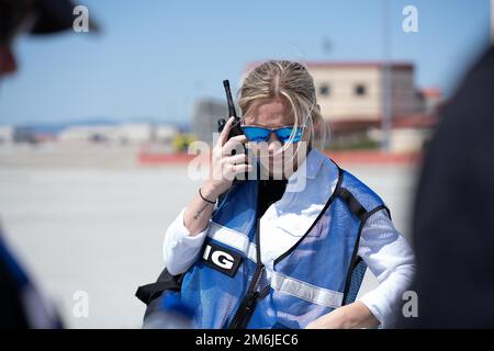 Ashley Dunning, 60th Air Mobility Wing, direttore degli Esercizi Wing, comunica con il posto di comando durante l'esercizio di risposta agli incidenti presso la base dell'aeronautica militare Travis, California, 28 aprile 2022. Lo scenario MARE ha simulato un incidente aereo e ha incluso il coordinamento con agenzie esterne per addestrare realisticamente Travis Airmen a rispondere in caso di incidente. Foto Stock