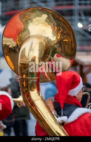 Periodo pre-natalizio, musicista di strada in costume di Babbo Natale, mercatino di Natale nel centro di Essen, Kettwiger Straße, NRW, Germania, Foto Stock