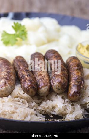 Salsicce alla griglia di Norimberga con crauti Foto Stock