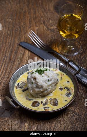 Gnocchi di pane in salsa di funghi Foto Stock