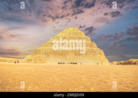 Saqqara, Egitto - 14 novembre 2021: Piramide dell'antico faraone egiziano Djoser a Saqqara, Egitto Foto Stock