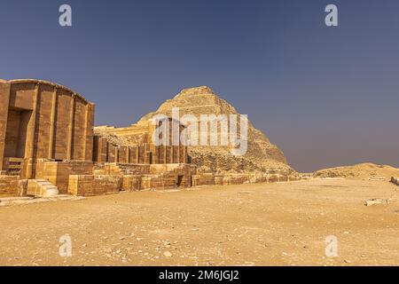 Saqqara, Egitto - 14 novembre 2021: Piramide dell'antico faraone egiziano Djoser a Saqqara, Egitto Foto Stock