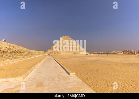 Saqqara, Egitto - 14 novembre 2021: Piramide dell'antico faraone egiziano Djoser a Saqqara, Egitto Foto Stock