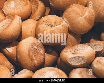 Pagnotte fresche di pane e panini in una panetteria rustica, prodotti da forno su sfondo rustico e mercato alimentare di campagna Foto Stock