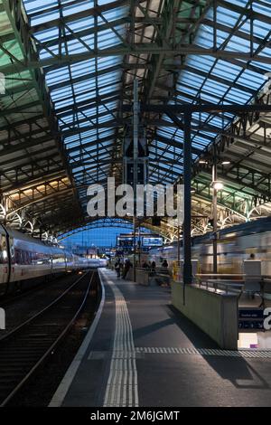 Uno scatto verticale della stazione ferroviaria di Losanna in Svizzera Foto Stock