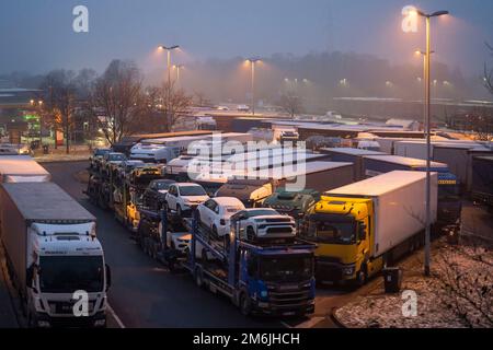 Traffico pesante sulla A2 presso l'area di servizio Bottrop-Süd, parcheggio sovraffollato per camion in serata, Bottrop, NRW, Germania Foto Stock