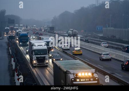 Traffico intenso sulla A2 presso l'area di servizio Bottrop-Süd, Bottrop, NRW, Germania Foto Stock