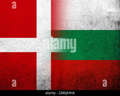 Regno di Danimarca bandiera nazionale con la Repubblica di Bulgaria bandiera nazionale. Grunge sfondo Foto Stock