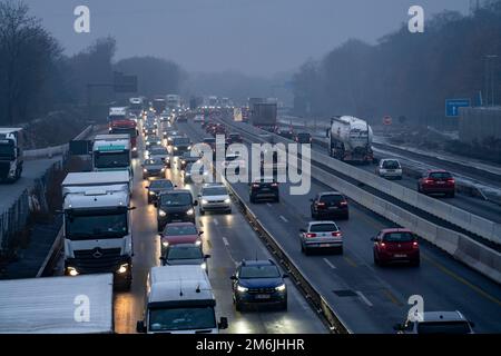 Traffico intenso sulla A2 presso l'area di servizio Bottrop-Süd, Bottrop, NRW, Germania Foto Stock