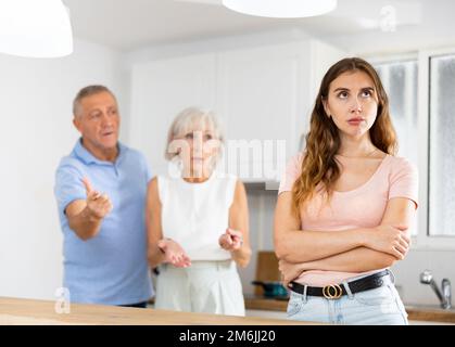 Genitori che insegnano figlia Foto Stock