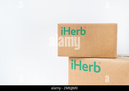 Kiev, Ucraina-17 dicembre 2022: . Confezione IHerb box. Ordinazione online, consegna di merci e vitamine per la salute Foto Stock