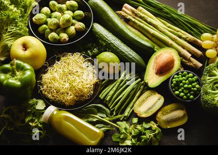 Green cibo sano e composizione con avocado, broccoli, Apple, smoothie... Foto Stock