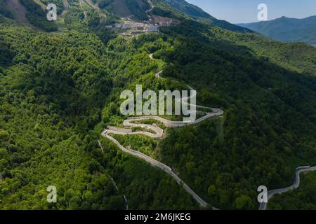 Vista aerea di automobili su una strada curva in montagna Foto Stock